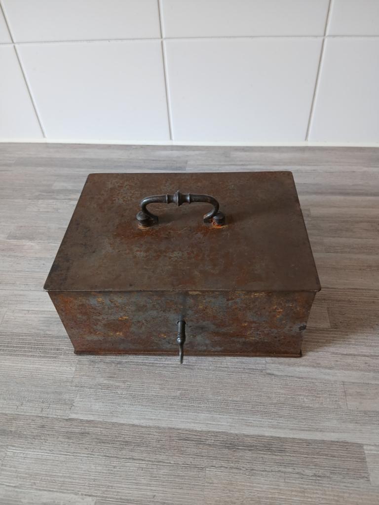 Vintage metalen geldkist met slot en handvat, Ophalen of Verzenden