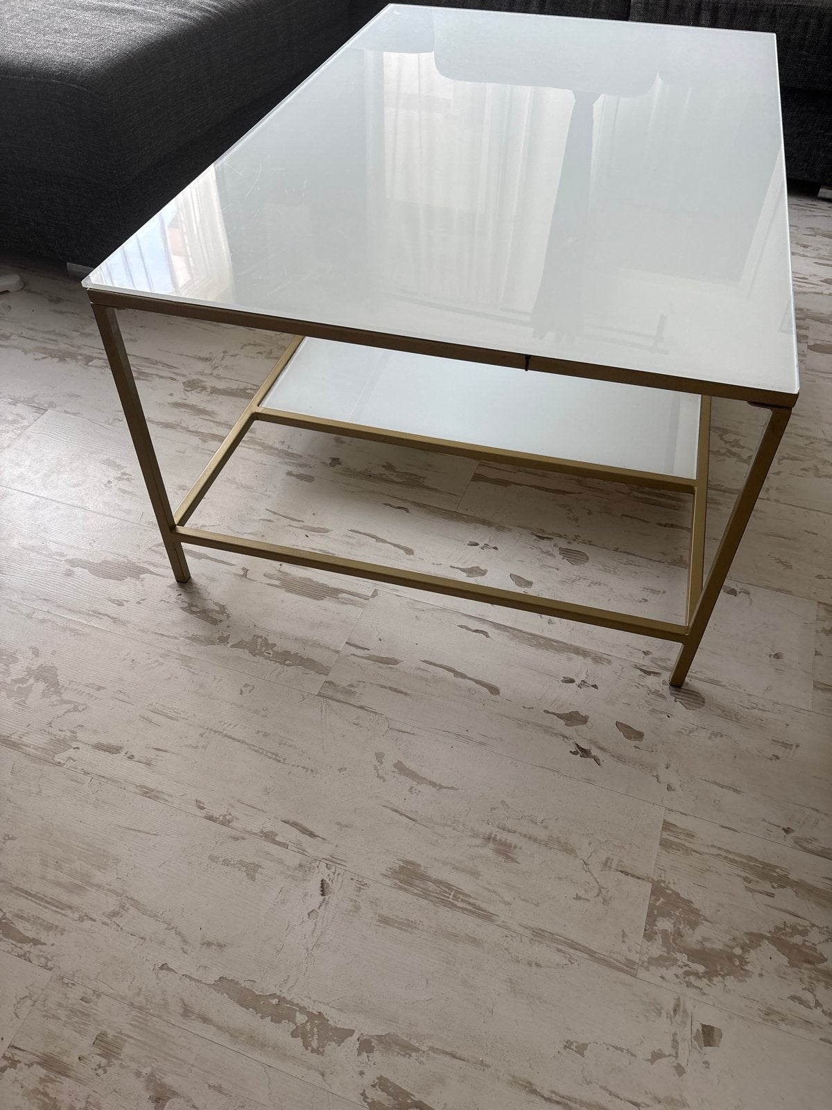 Moderne salontafel met glazen blad en gouden frame, 100 tot 150 cm, 50 tot 100 cm, Ophalen of Verzenden, Glas