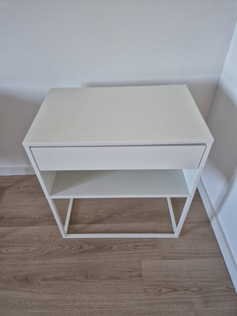 Ikea Vikhammer wit nachtkastje met lade en plank, Zo goed als nieuw, 45 tot 65 cm, Hout, 55 tot 70 cm