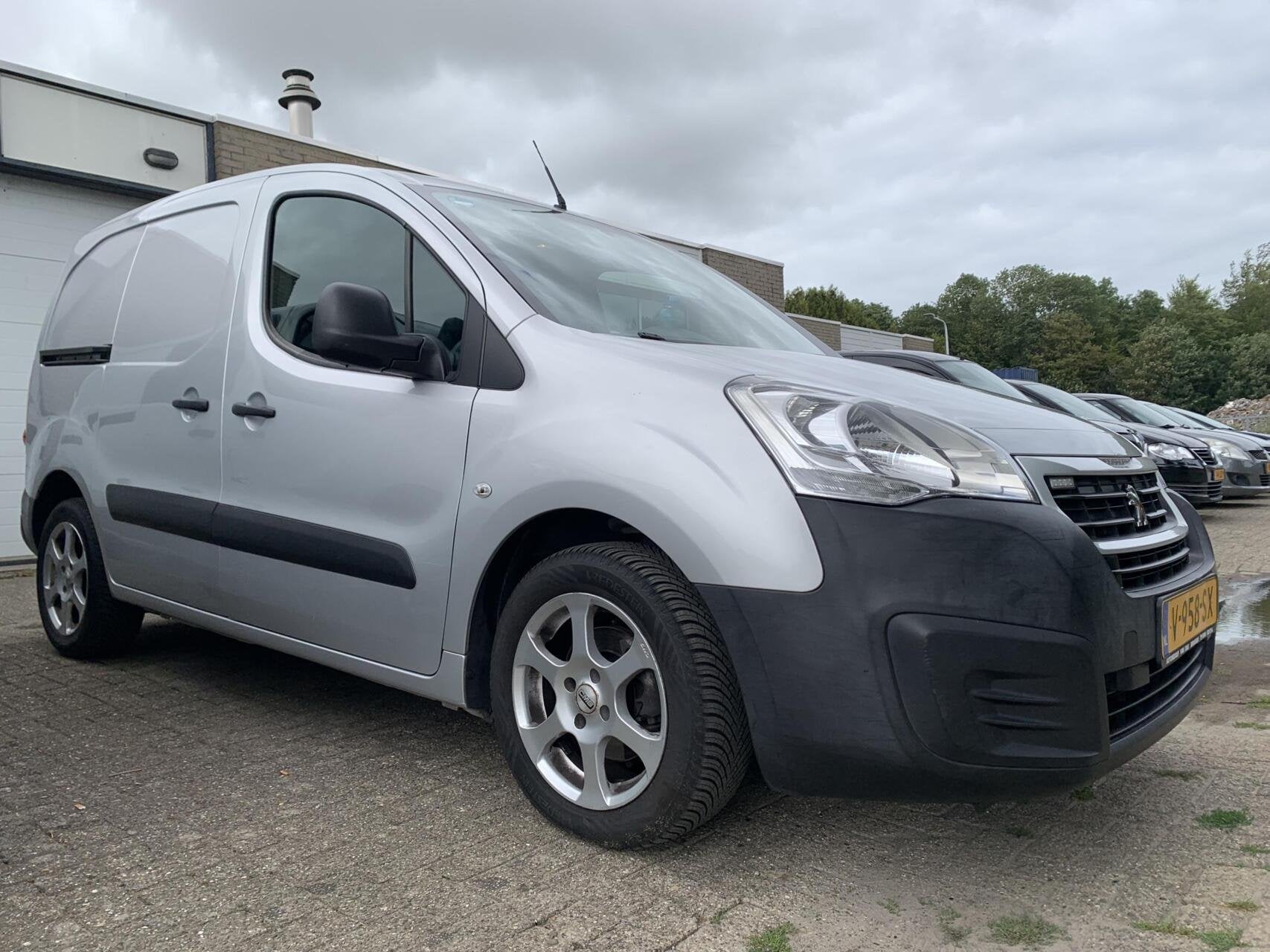 Peugeot Partner 1.6 BlueHDi NWE APK Airco Trekhaak Cruise Co, Auto's, 4 cilinders, Origineel Nederlands, Bedrijf, 2 stoelen