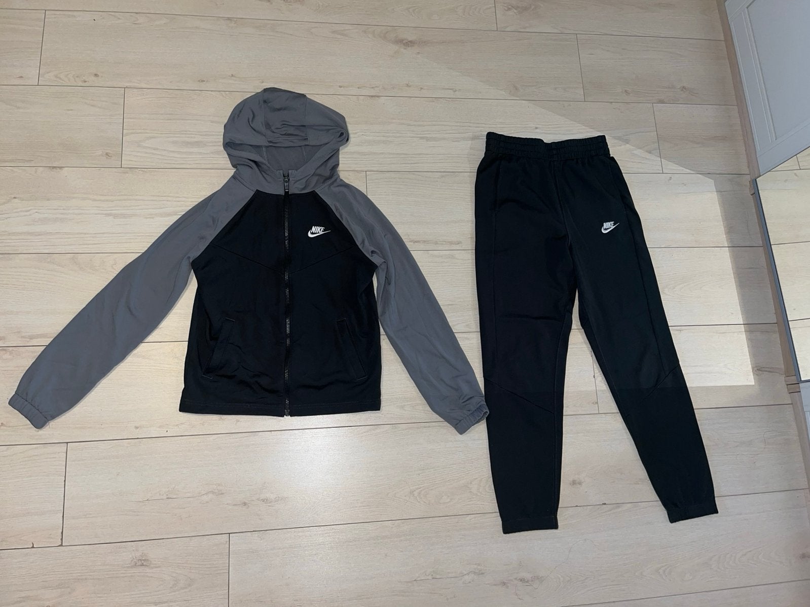 Nike trainingspak antraciet/grijs maat L 147-158, Verzenden, Zo goed als nieuw, Jongen of Meisje, Setje