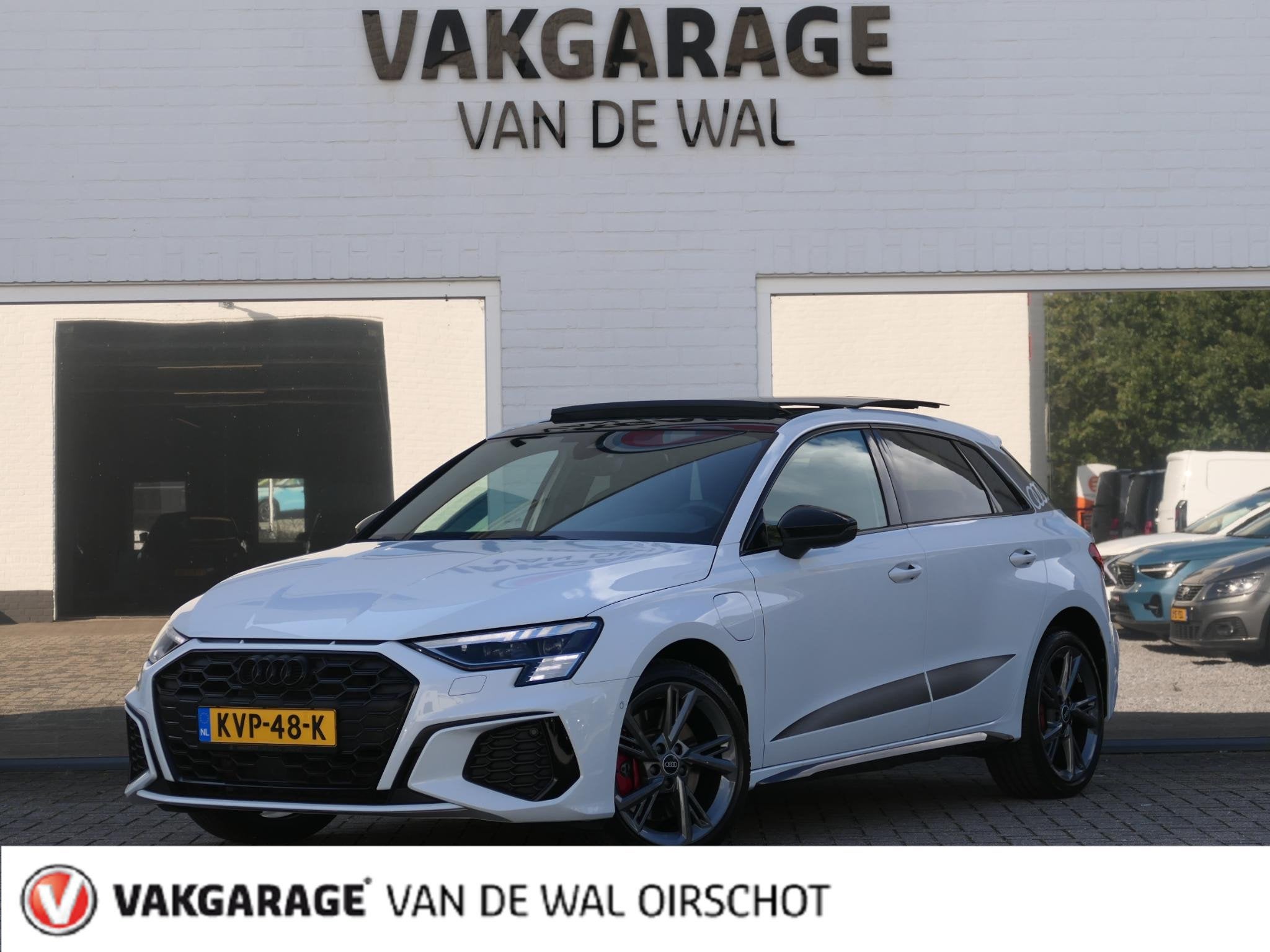 Audi A3 Sportback 45 TFSI e S-line Competition | Black optic, Auto's, Gebruikt, 4 cilinders, Wit, Hybride Elektrisch/Benzine