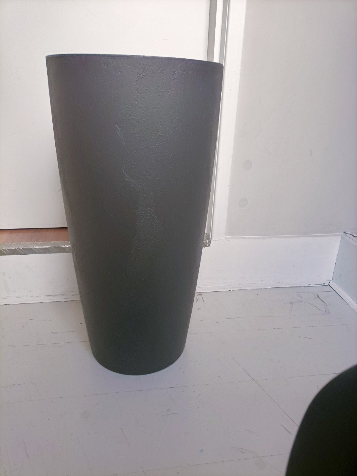 Hoge grijze bloempot, Kunststof, Gebruikt, Rond, Binnen