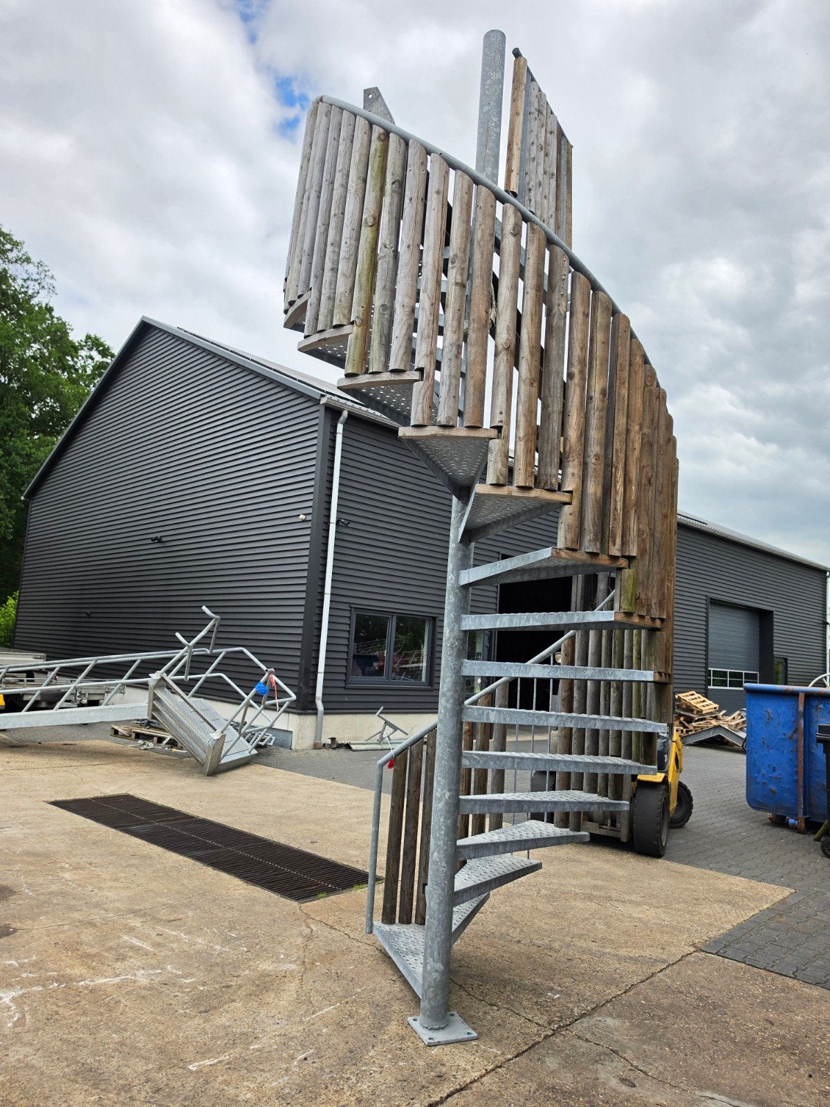 Stalen wenteltrap gegalv hoog 4,1mtr nor094, Ophalen, 2 tot 4 meter