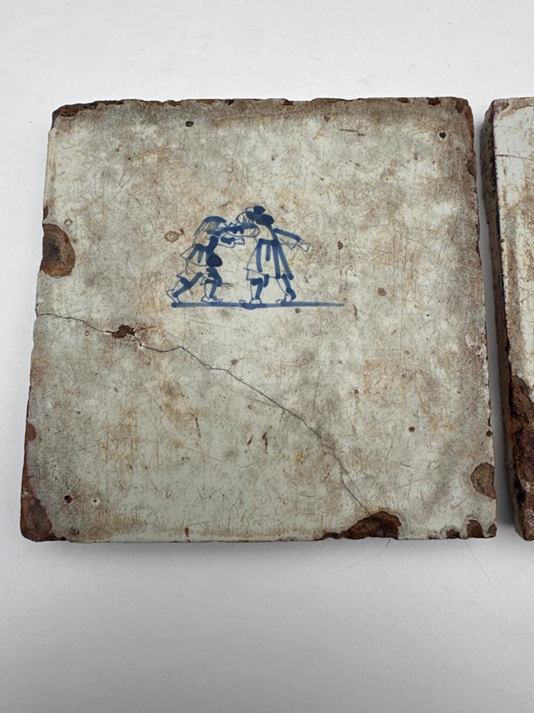 Antieke Hollandse Tegels: Vechtende Figuren & Dorpsgezicht, Ophalen of Verzenden
