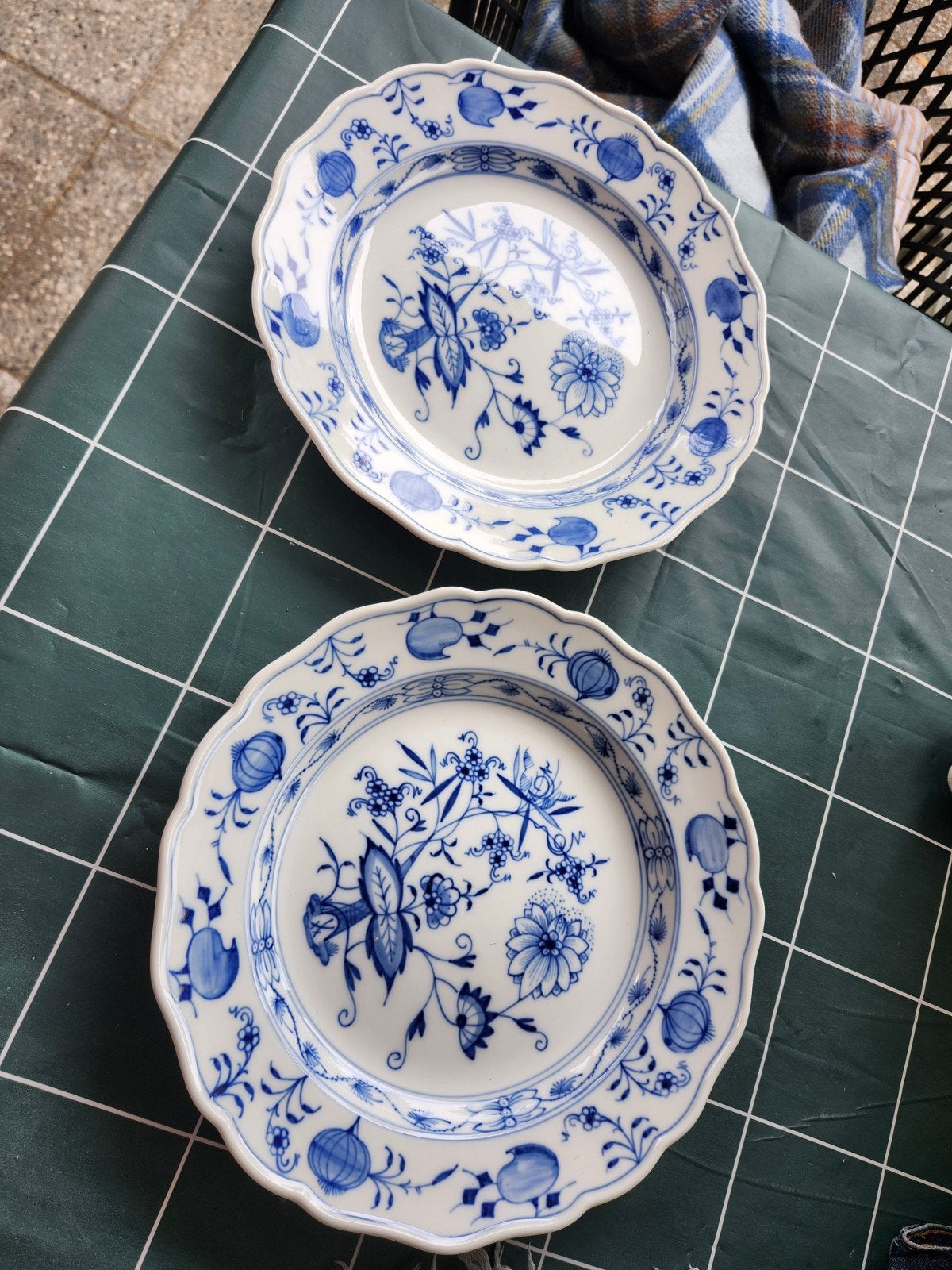 Twee antieke Meissen  "Blau Zwiebelmuster" borden, Antiek en Kunst, Antiek | Porselein, Ophalen
