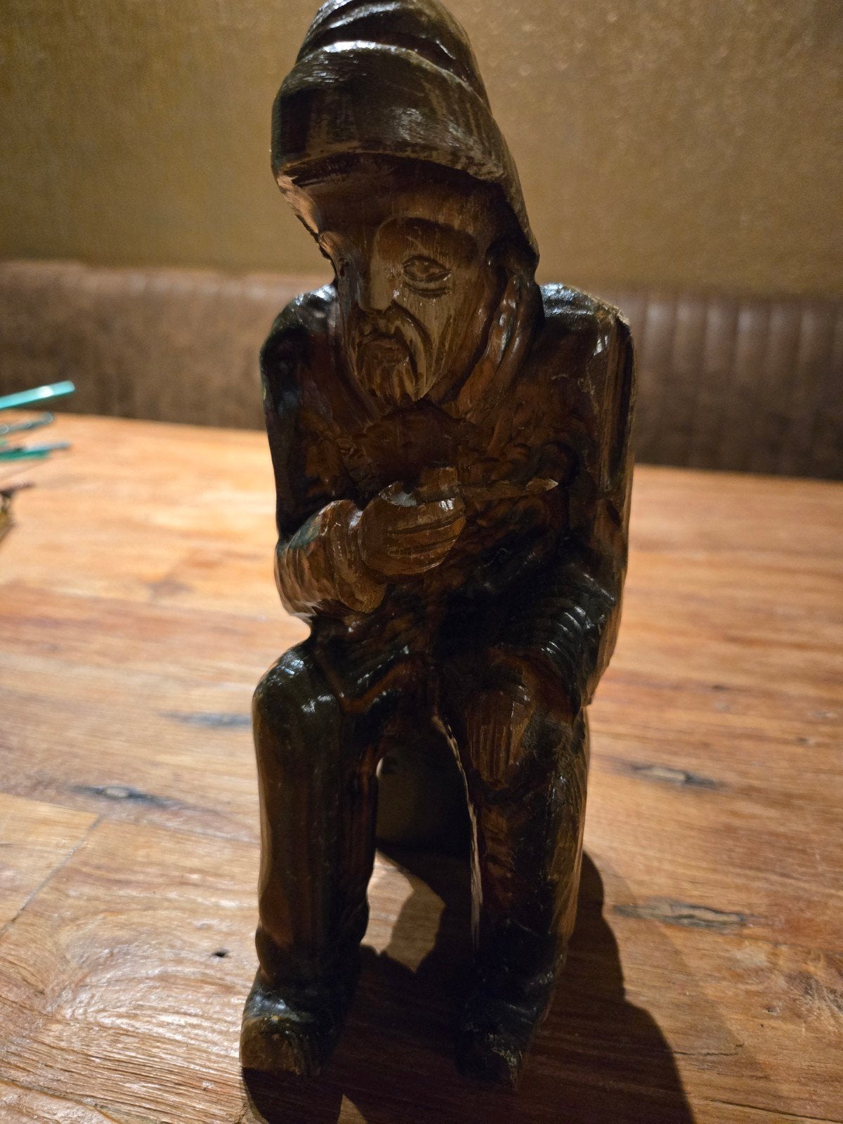 Houten beeldje van zittende man met pijp, Visser., Ophalen of Verzenden, Gebruikt, Mens