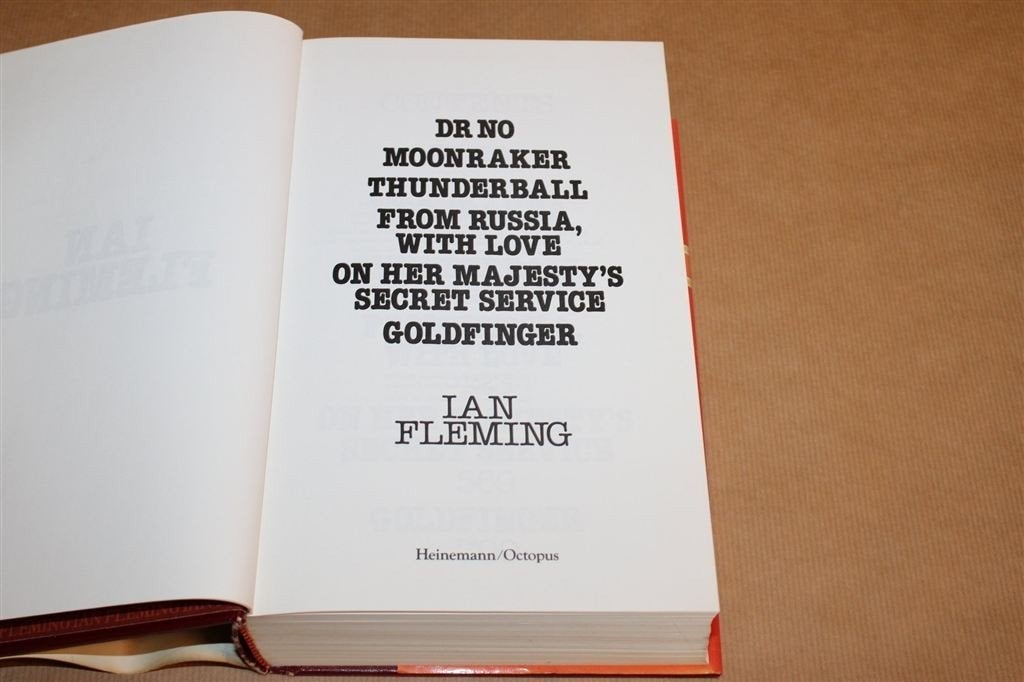 Ian Fleming — 6 James Bond Romans Omnibus 862p, Boeken, Ophalen of Verzenden, Gelezen