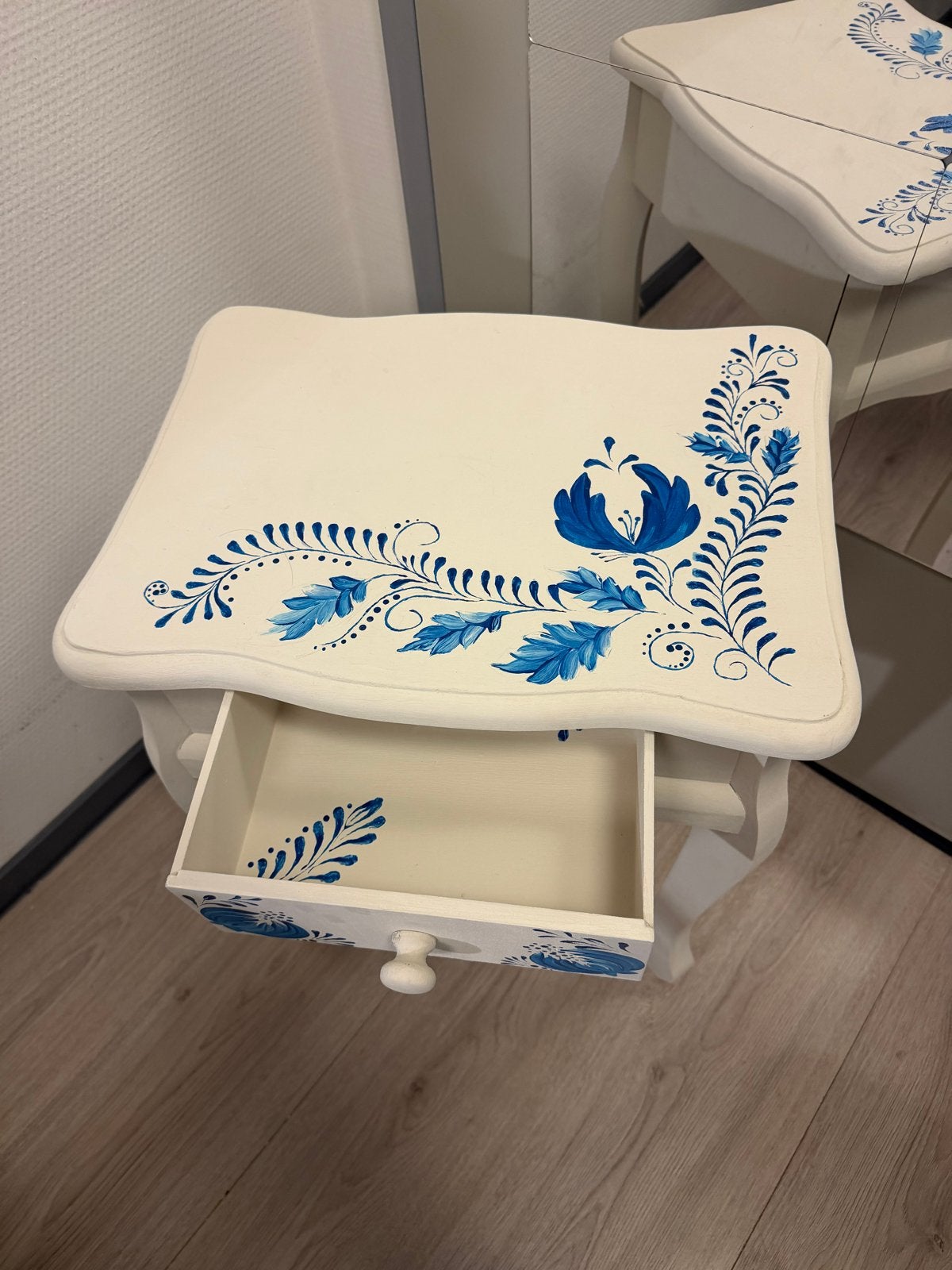 Uniek handgeschilderd vintage tafeltje–Oekraïense Petrykivka, 45 tot 60 cm, Minder dan 55 cm, Ophalen of Verzenden, Zo goed als nieuw