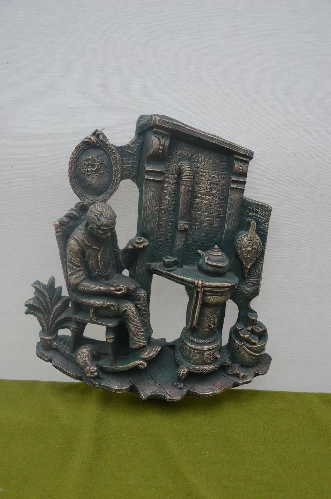 Vintage wanddecoratie Beeld van oude man op schommelstoel, Tuin en Terras, Tuinbeelden, Ophalen of Verzenden, Gebruikt, Overige materialen