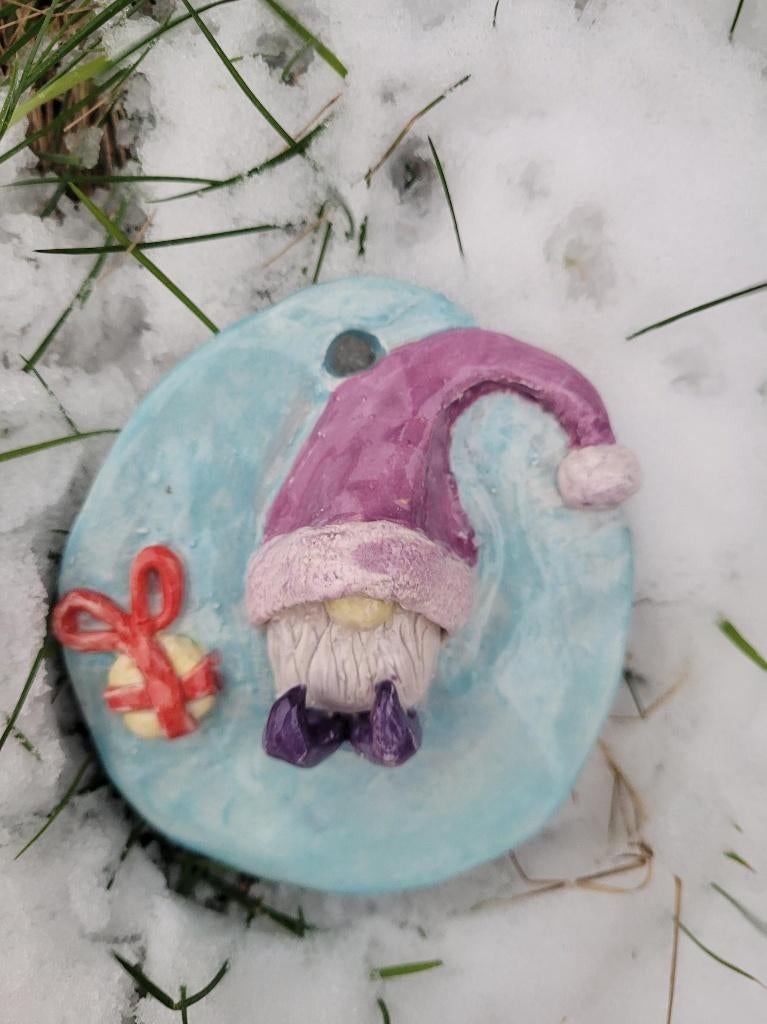 Paars-blauwe kerst gnoom klei hanger met cadeautje., Diversen, Kerst, ., Nieuw, Ophalen of Verzenden, .