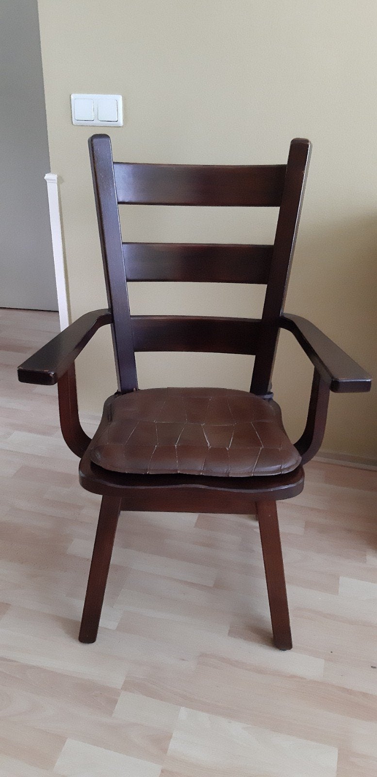 Klassieke stevige opa/oma stoel met leren kussentje, Gebruikt, Bruin, Klassiek, Ophalen of Verzenden