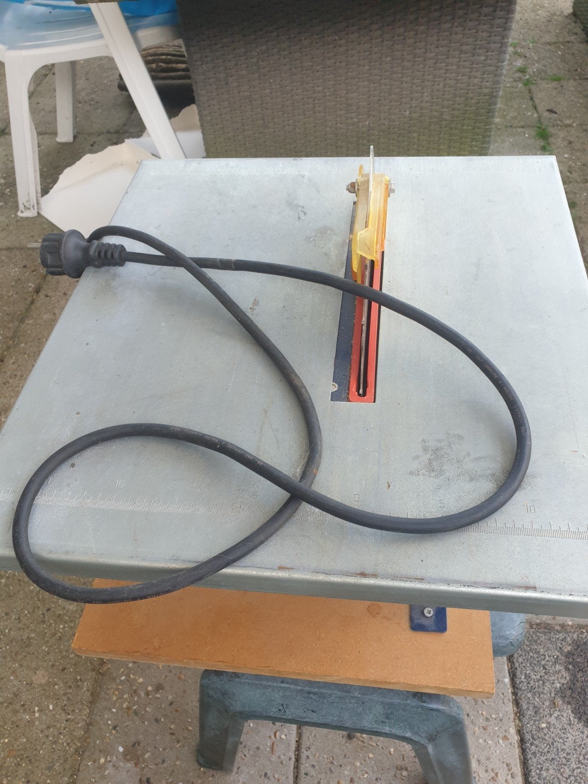 Handige kleine zaagtafel Ferm ZBV-220 - 700 Watt, Doe-het-zelf en Verbouw, Gereedschap | Zaagmachines, Ophalen, Gebruikt, Cirkelzaag