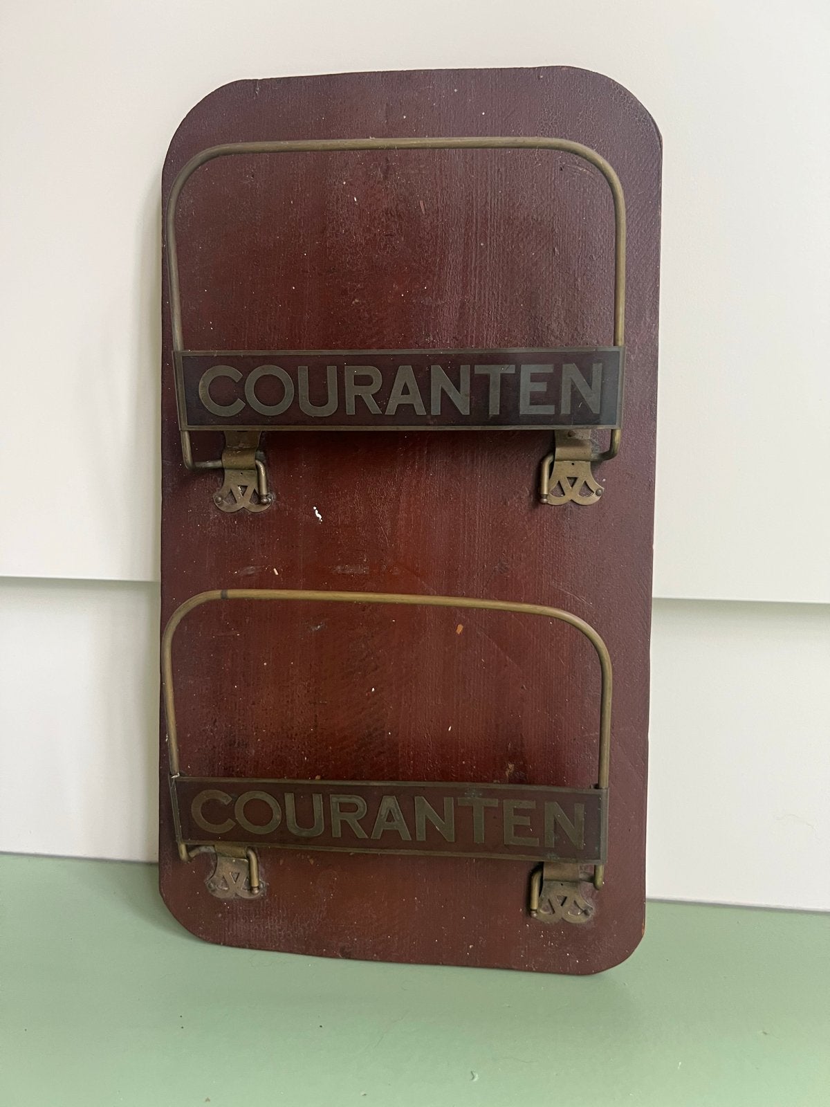 Vintage houten krantenhouder met metalen beugeltjes, Gebruikt, Ophalen of Verzenden, Bruin, Vintage