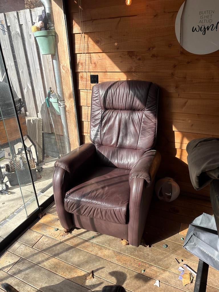 Comfortabele bruine lederen fauteuil sta op stoel, Ophalen, Gebruikt, Minder dan 75 cm, Leer