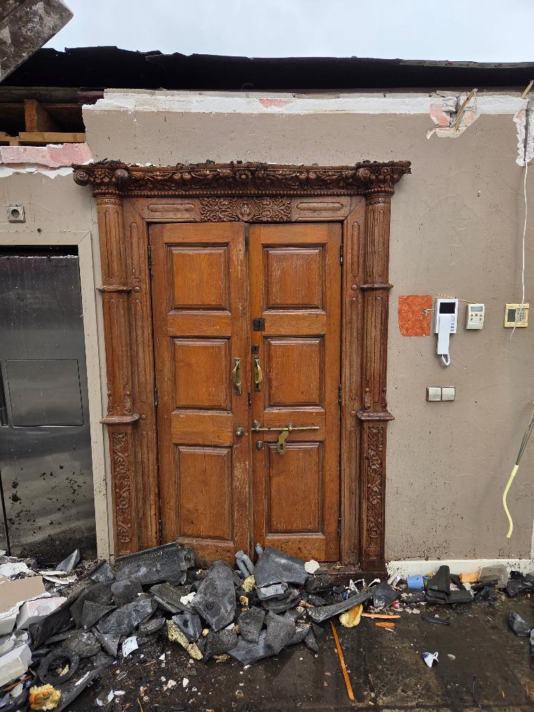 Oude antieke dubbele deur uit een spaans klooster, Ophalen