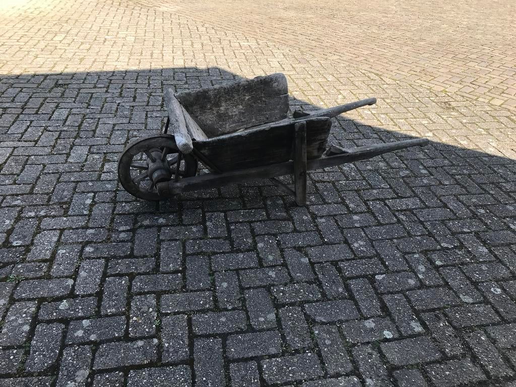 Oude houten kruiwagen, Ophalen