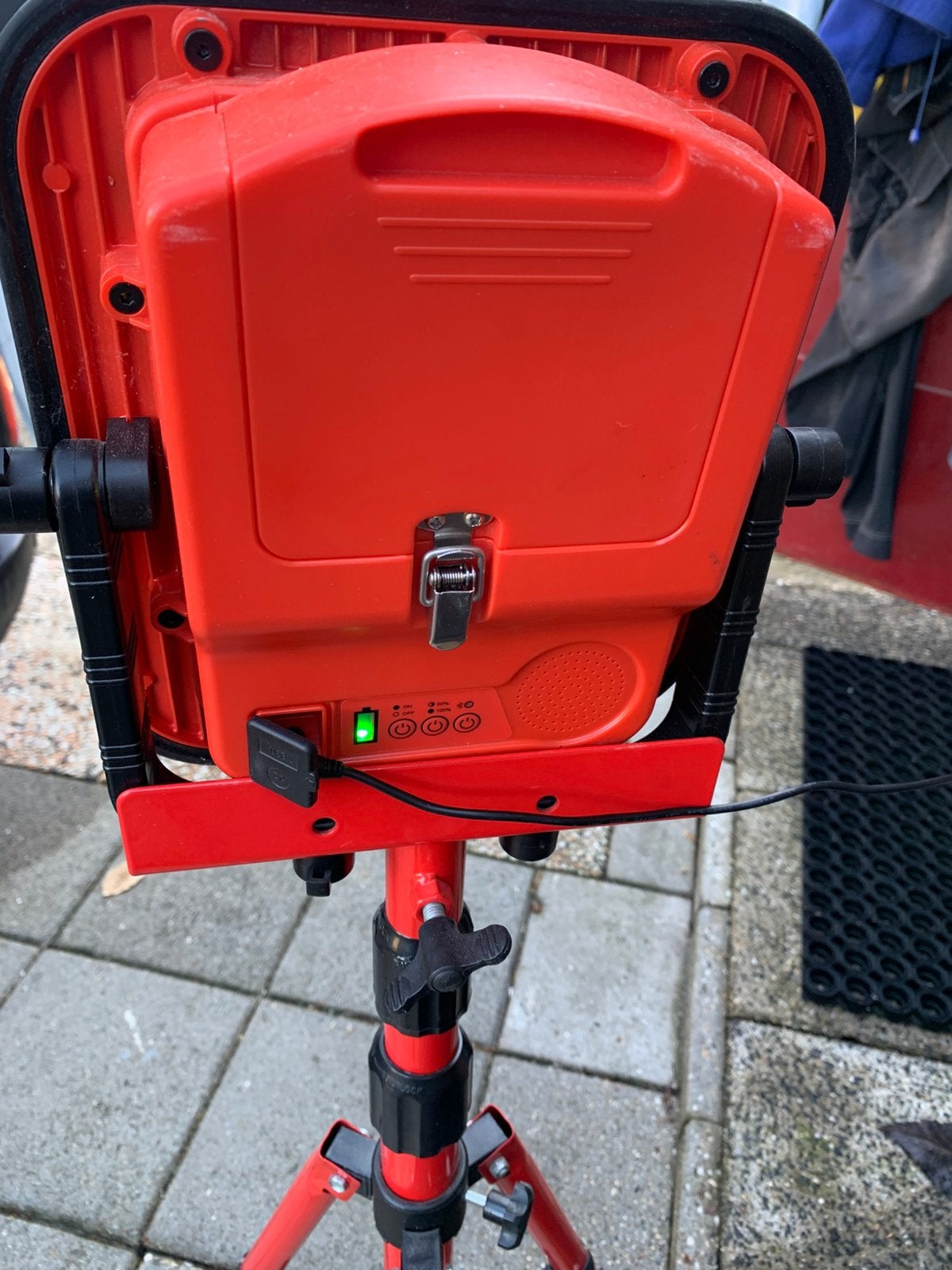 Bouwlamp op statief met oplader, Doe-het-zelf en Verbouw, Bouwverlichting, Ophalen, Zo goed als nieuw