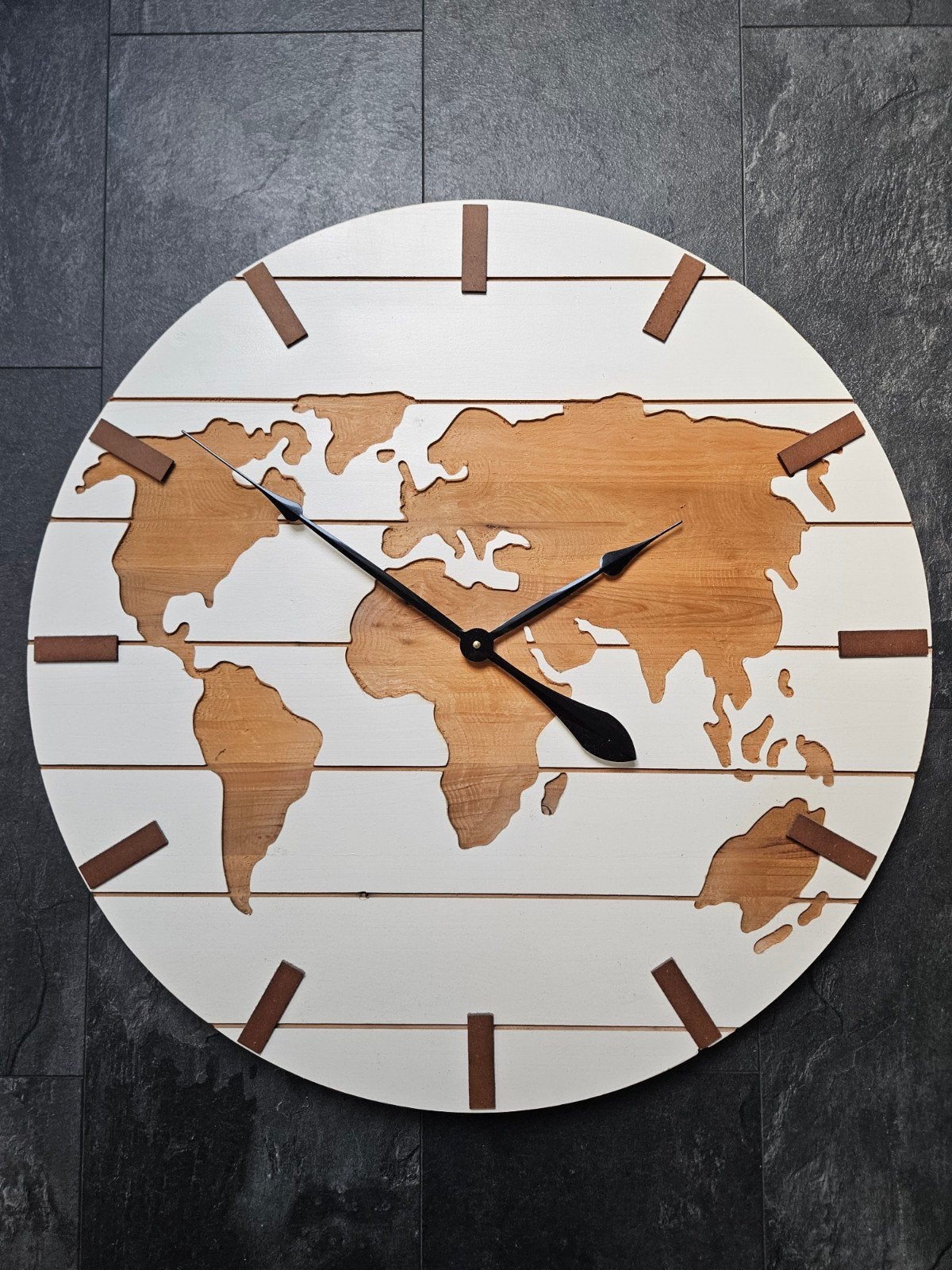 Grote houten wandklok met wereldkaart, Ø 75cm, Ophalen, Analoog, Werkt op batterijen, Modern