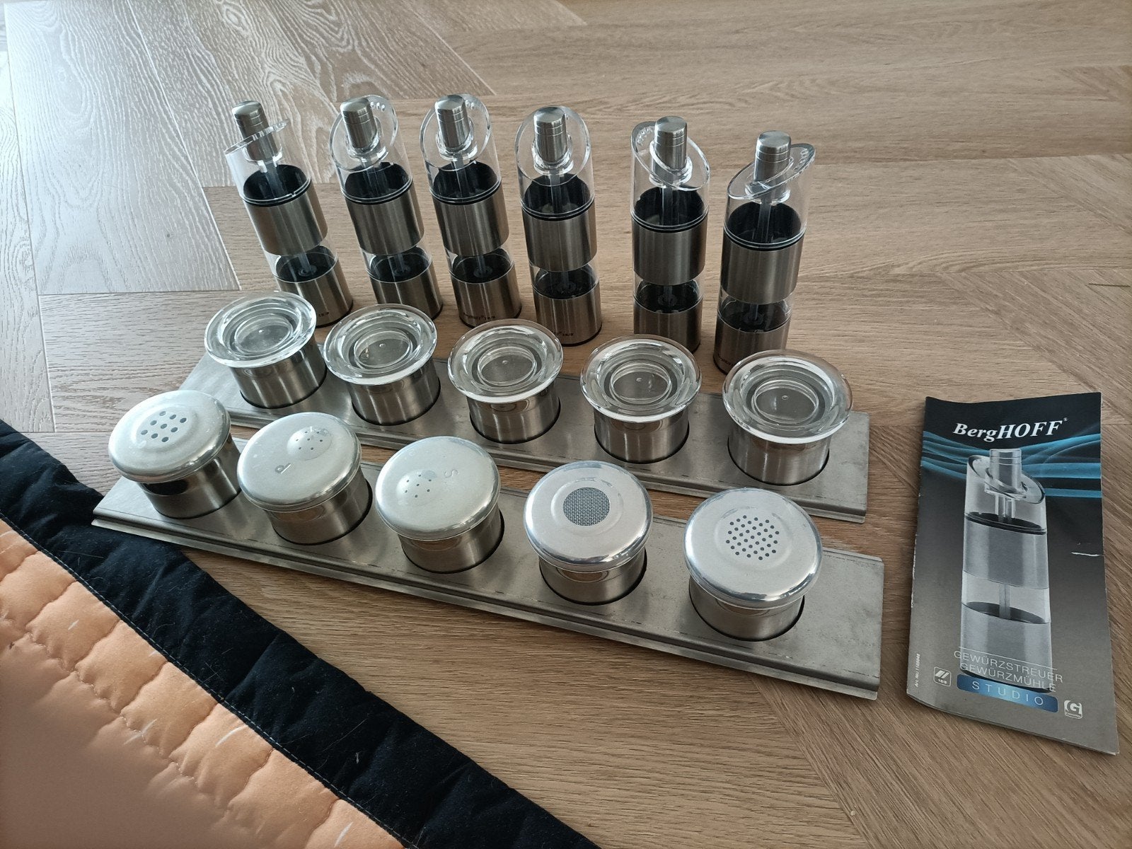 BergHOFF Kruidenrek met 6 molens en 10 kruidenpotjes, Huis en Inrichting, Keuken | Keukenbenodigdheden, Overige typen, Zilver