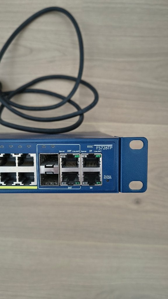 NETGEAR FS728TPv2 24-poorts Smart Switche, Computers en Software, Netwerk switches, Ophalen of Verzenden, Gebruikt