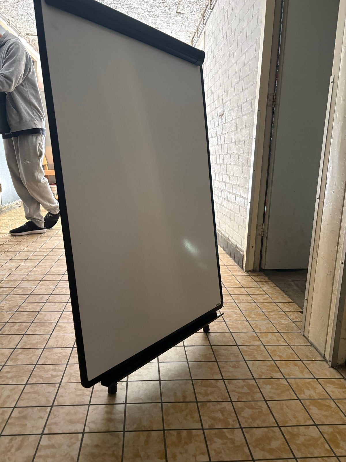 Whiteboard op 3 uitklapbare poten, Ophalen