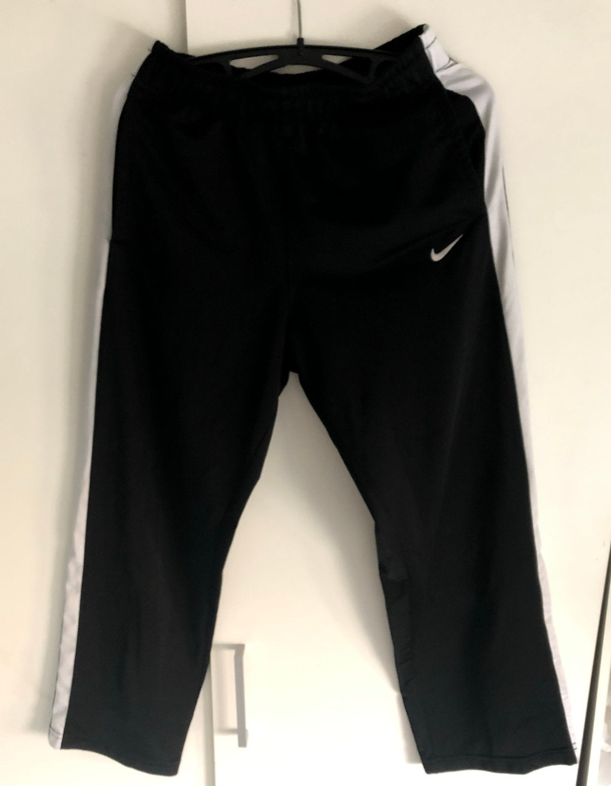 Zwarren Nike broek, Kinderen en Baby's, Kinderkleding | Maat 152, Ophalen of Verzenden, Zo goed als nieuw, Broek