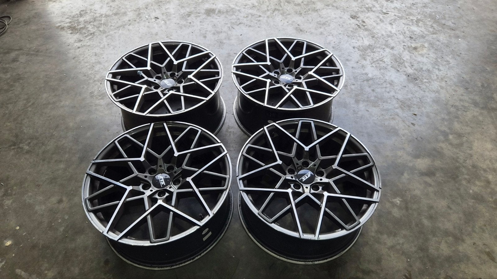 Set M PERFORMANCE M813 look velgen 20 inch

KLEUR Glans zwar, Auto-onderdelen, Ophalen, Gebruikt, Velg(en), Personenwagen