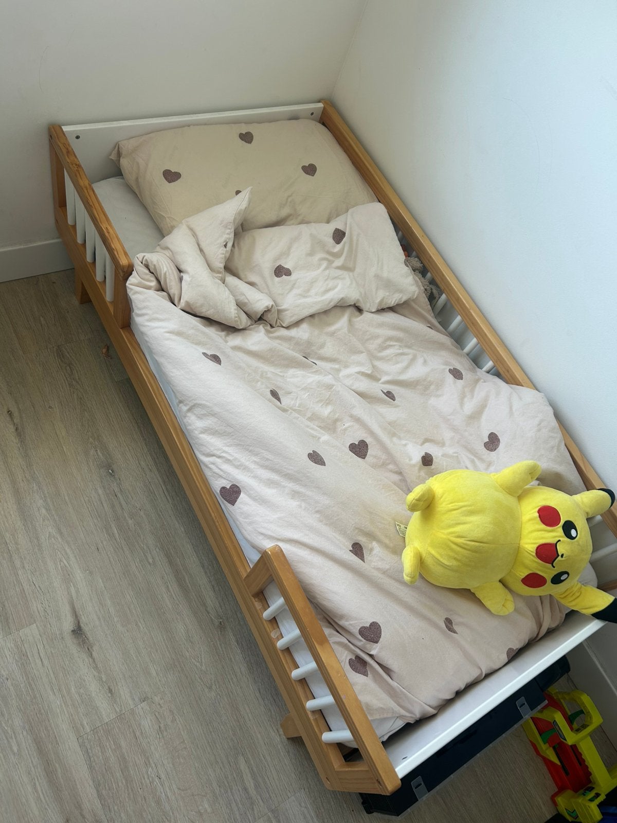 Peuterbed Petit Amelie incl matras lattenbodem dekbed kussen, Ophalen, 70 tot 85 cm, 140 tot 160 cm, Zo goed als nieuw