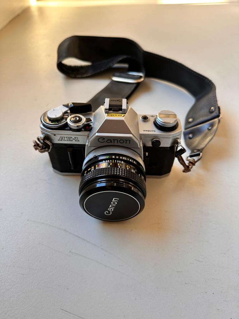 Canon AE-1 + FD 50mm f/1.8 analoge camera set, Ophalen of Verzenden, Gebruikt, Spiegelreflex, Canon