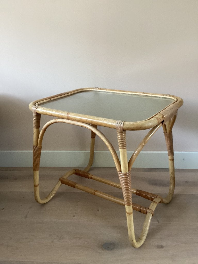Rohe Rotan bijzettafeltje met glazen plaat., 45 tot 60 cm, Minder dan 55 cm, Gebruikt, Vintage