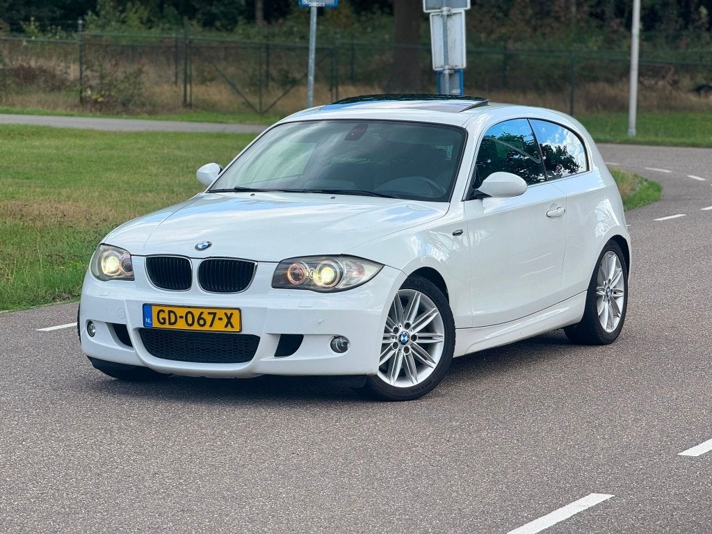 BMW 1-Serie 2.0 D M 123D 3DR AUT 2009 Wit, Auto's, Euro 5, Achterwielaandrijving, 1995 cc, Zwart