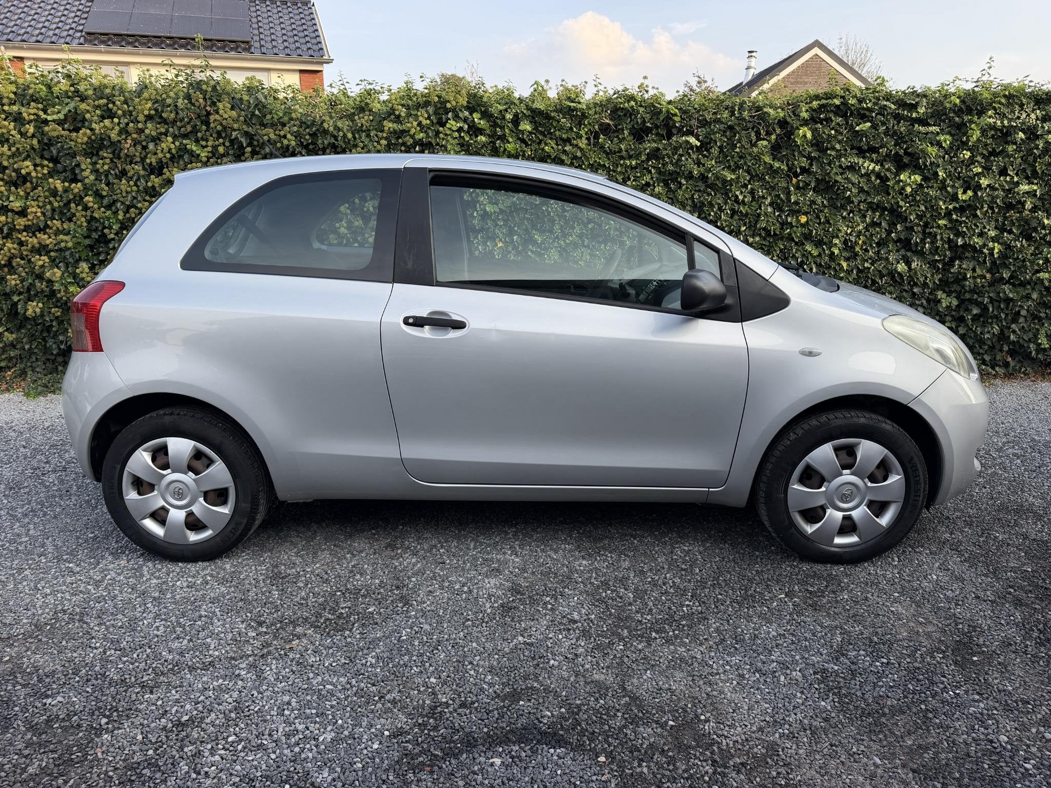 Toyota Yaris 1.0 VVTi Terra | Elekt. Ramen | Radio / CD | St, Voorwielaandrijving, 750 kg, Origineel Nederlands, Bedrijf