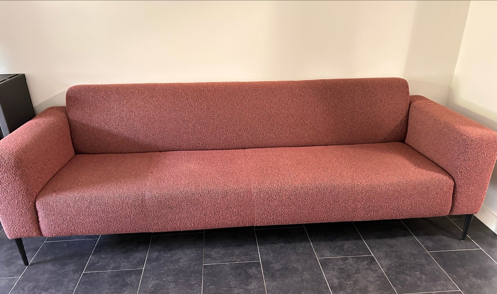 Comfortabele 3.5-zitsbank in rood/bruin stof, Huis en Inrichting, Ophalen, Gebruikt, Driepersoons, 75 tot 100 cm