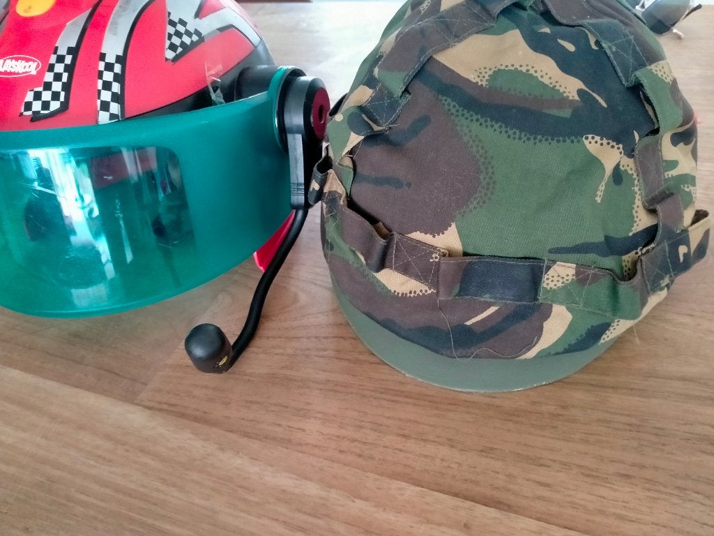 Racehelm en soldatenhelm, Ophalen of Verzenden