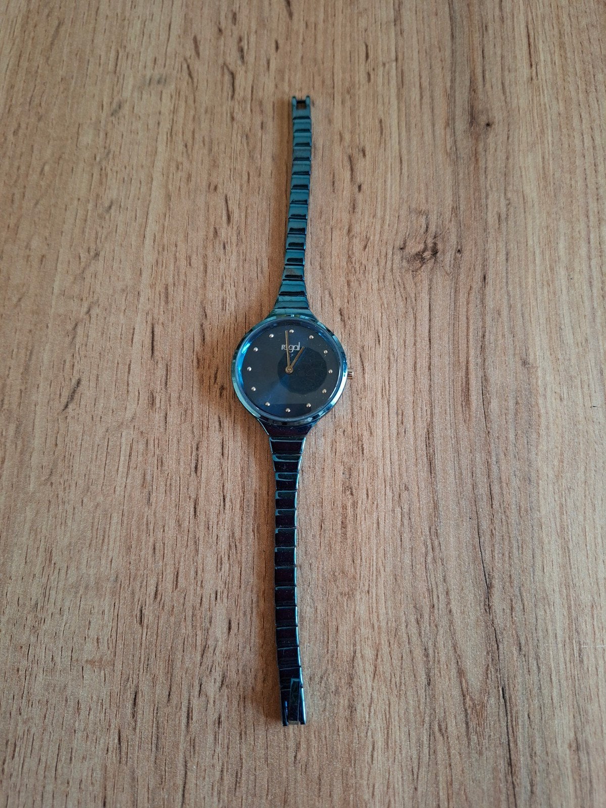 Regal horloge. Metalen band 19 cm. Kleur: metallic blauw., Overige merken, Staal, Polshorloge, Ophalen of Verzenden