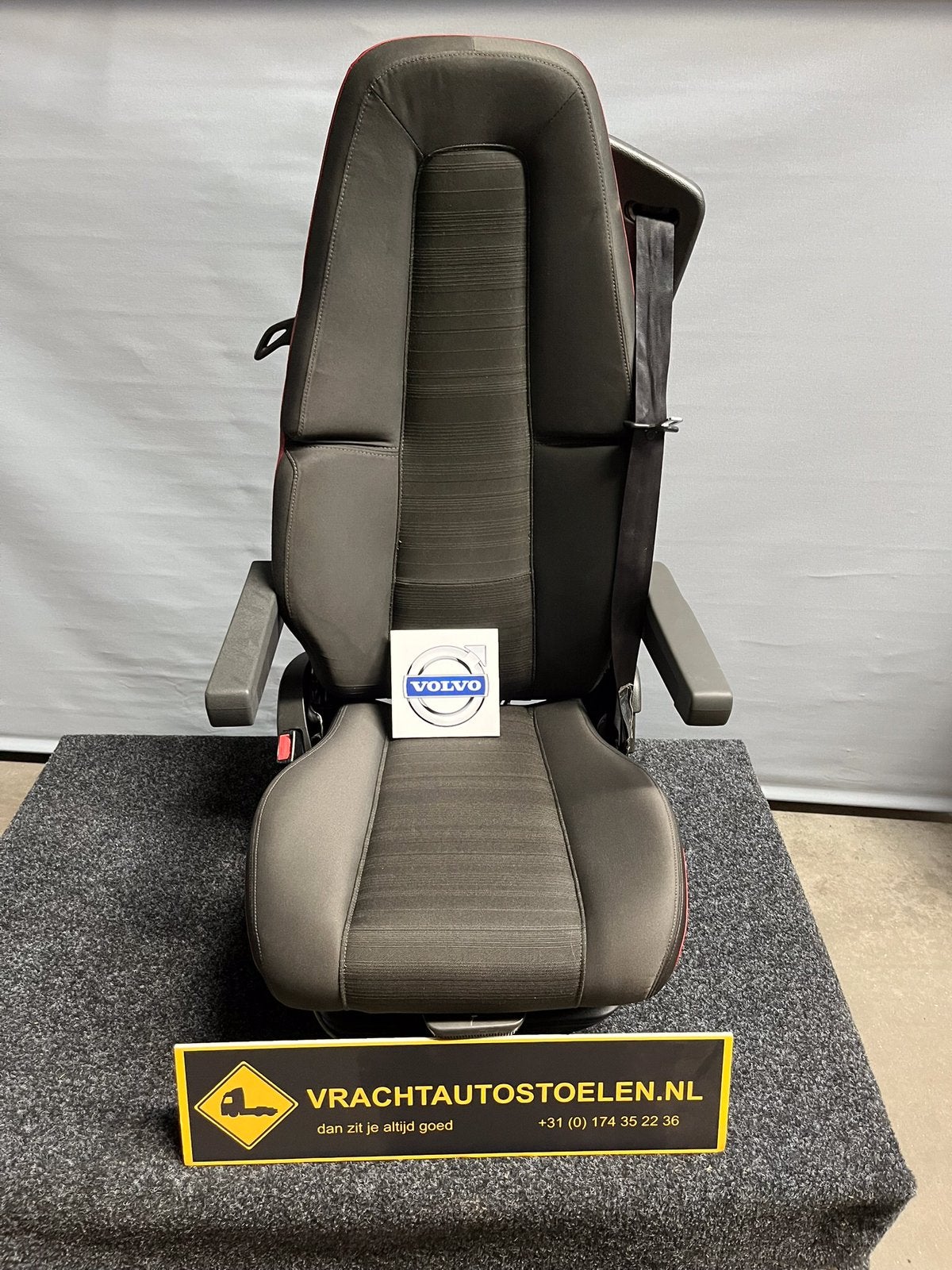 Zeer nette Volvo chauffeursstoel, met rode zijkant, 2 armstn, Ophalen of Verzenden, Gereviseerd, Volvo, Interieur en Bekleding