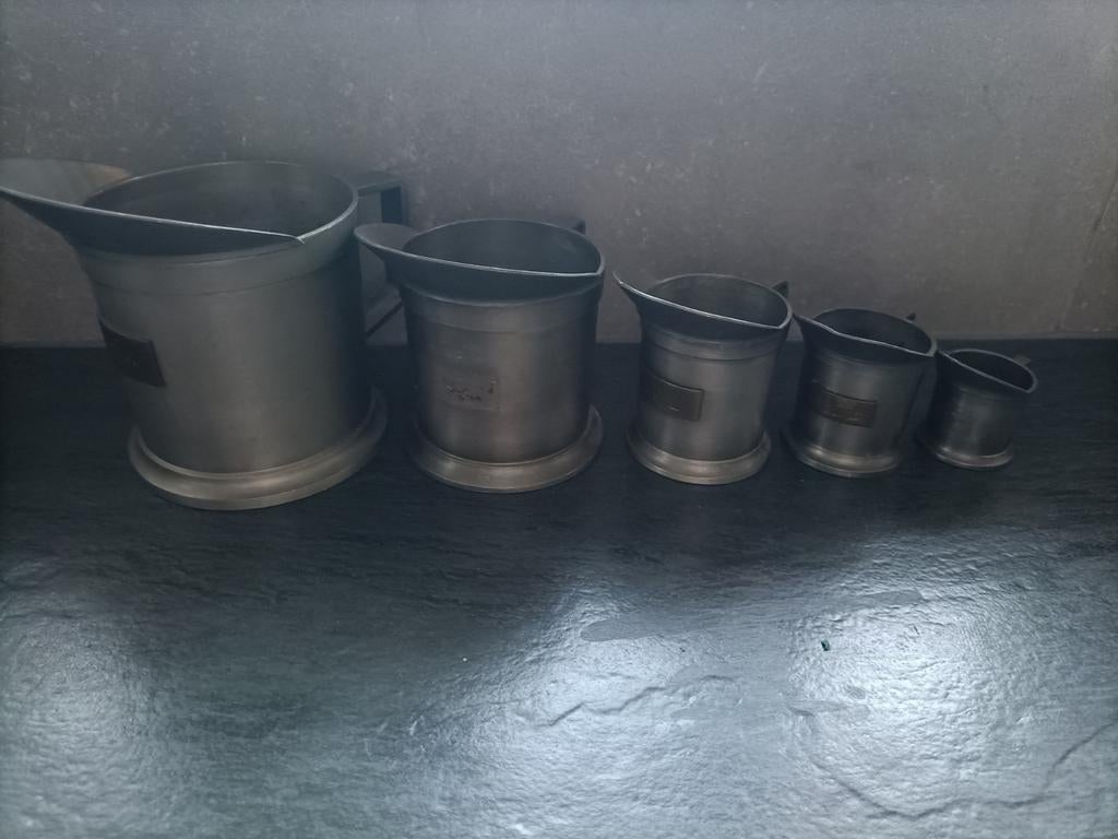Set van 5 antieke tinnen kannetjes - Maatbekers engeltjesti., Ophalen
