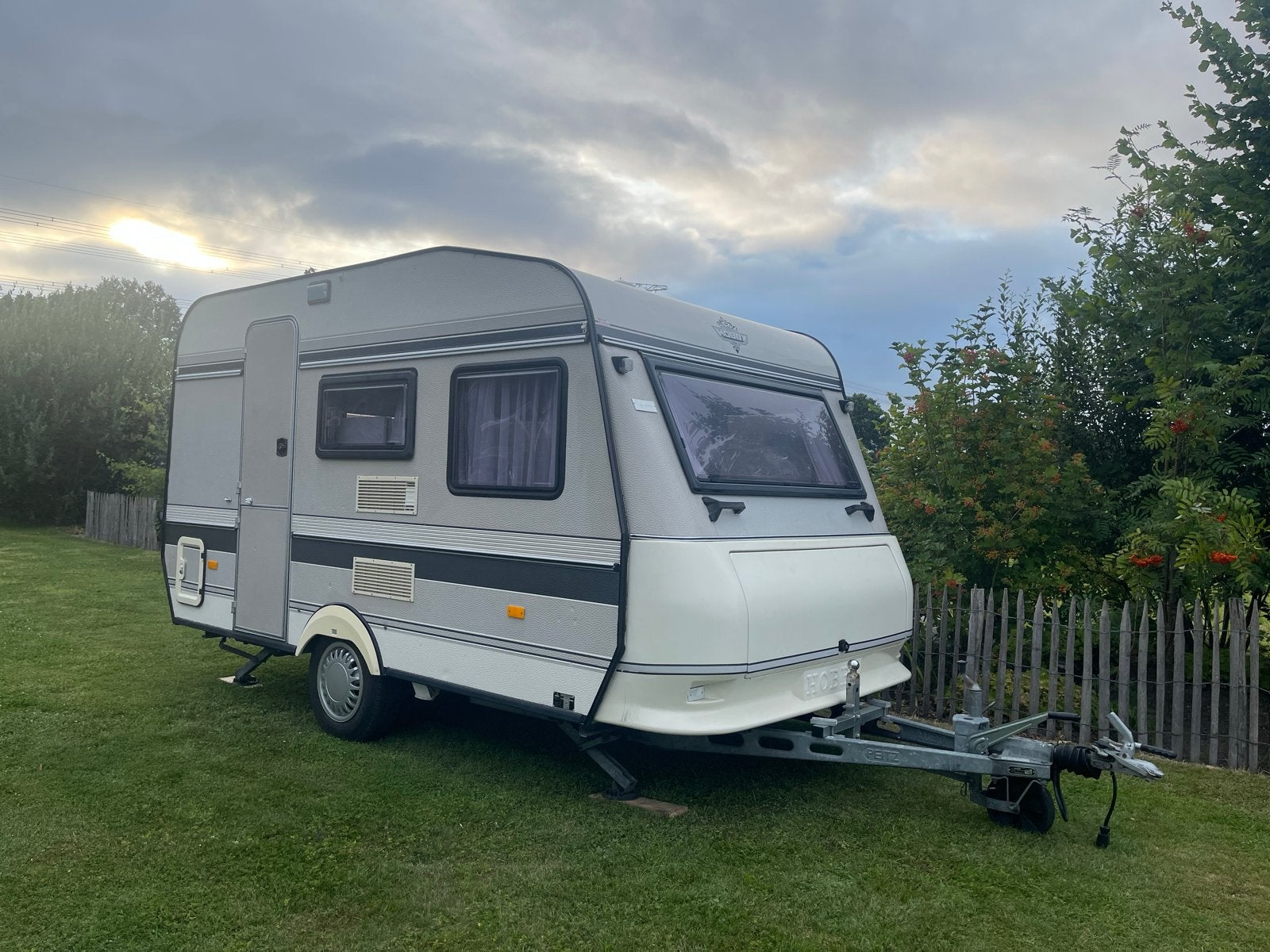 Nette Hobby Classic 370  met Dorema voortent, Hobby, Omvormbare zithoek, Treinzit, Particulier