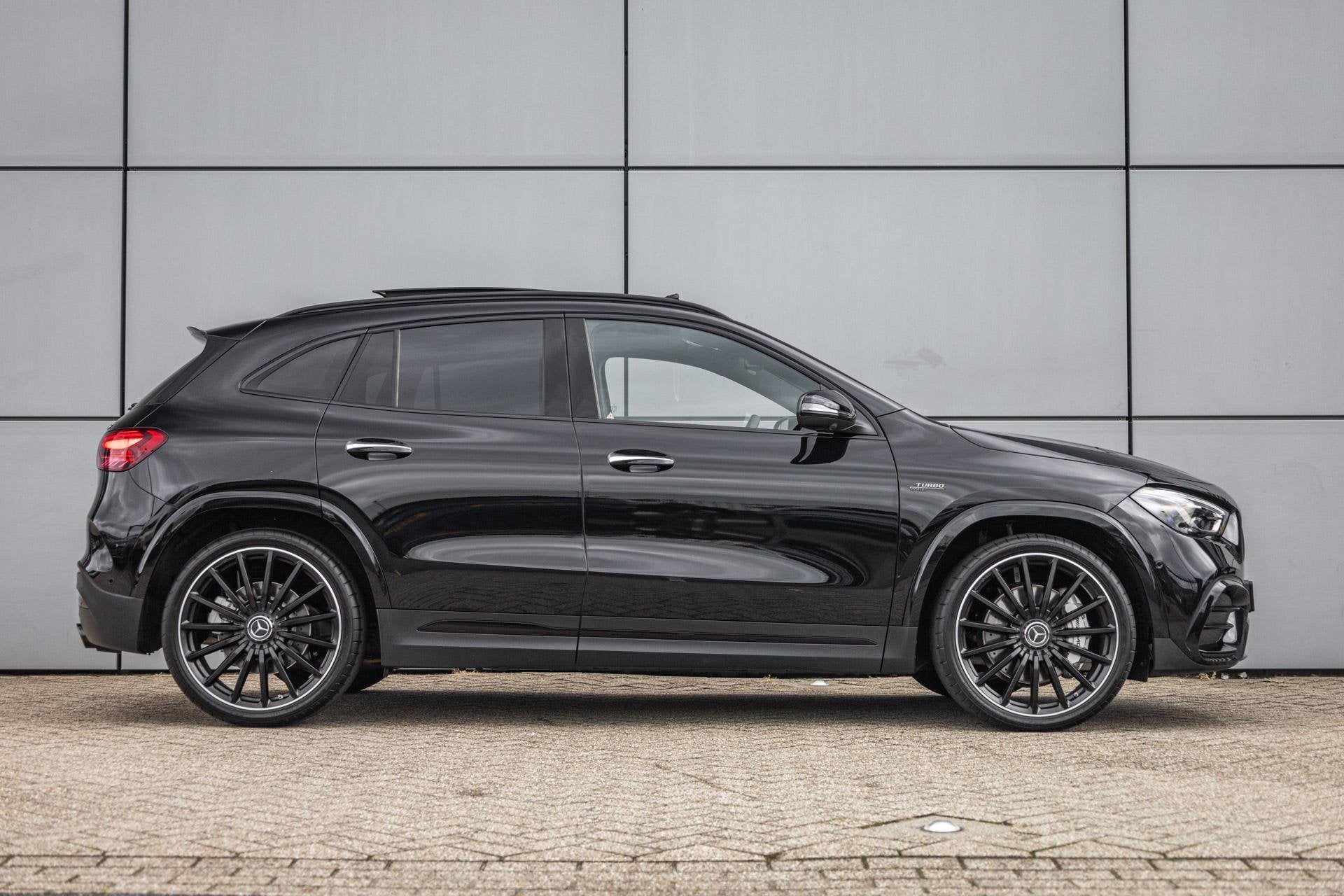 Mercedes-Benz GLA-klasse AMG 35 306pk 4MATIC | Panoramadak |, Auto's, Automaat, 4 cilinders, 1650 kg, Zwart