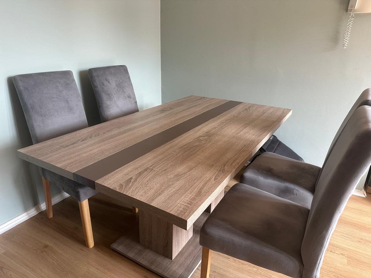 Dining table with 4 chairs, Ophalen, 100 tot 150 cm, 50 tot 100 cm, Zo goed als nieuw