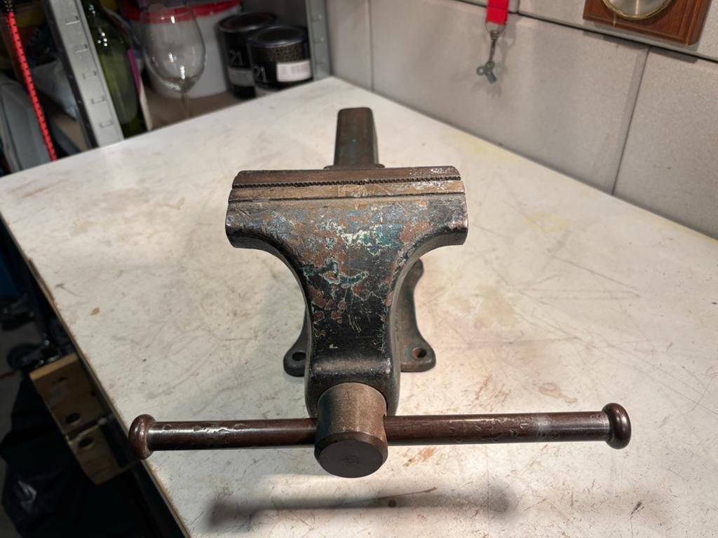Heuer Front bankschroef 135 mm - Zeer goede staat, Doe-het-zelf en Verbouw, Gereedschap | Handgereedschap, Ophalen, Zo goed als nieuw
