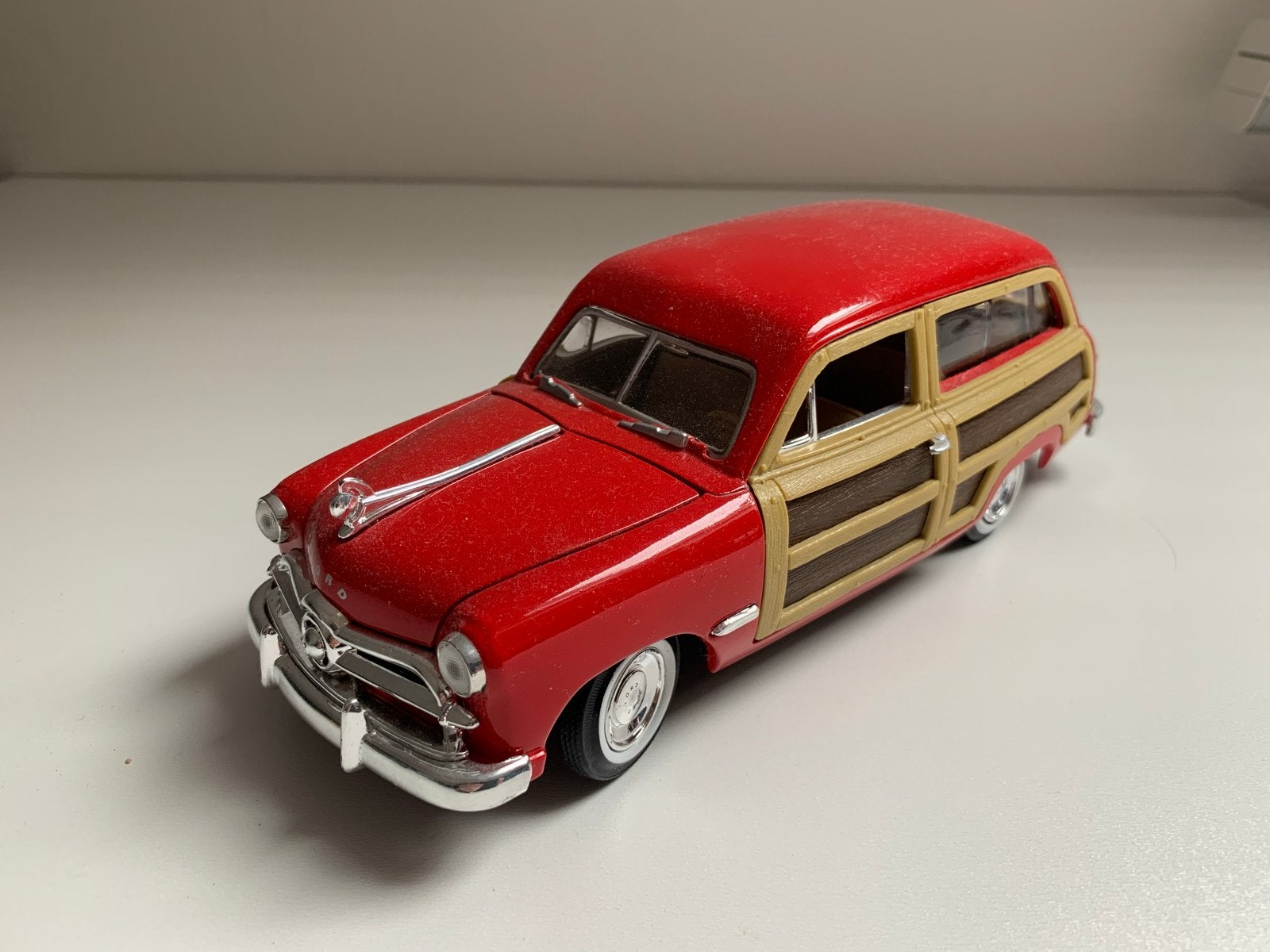 Maisto 1949 Ford Woody Wagon - Rood/Hout, Ophalen of Verzenden, Zo goed als nieuw, Auto, Maisto