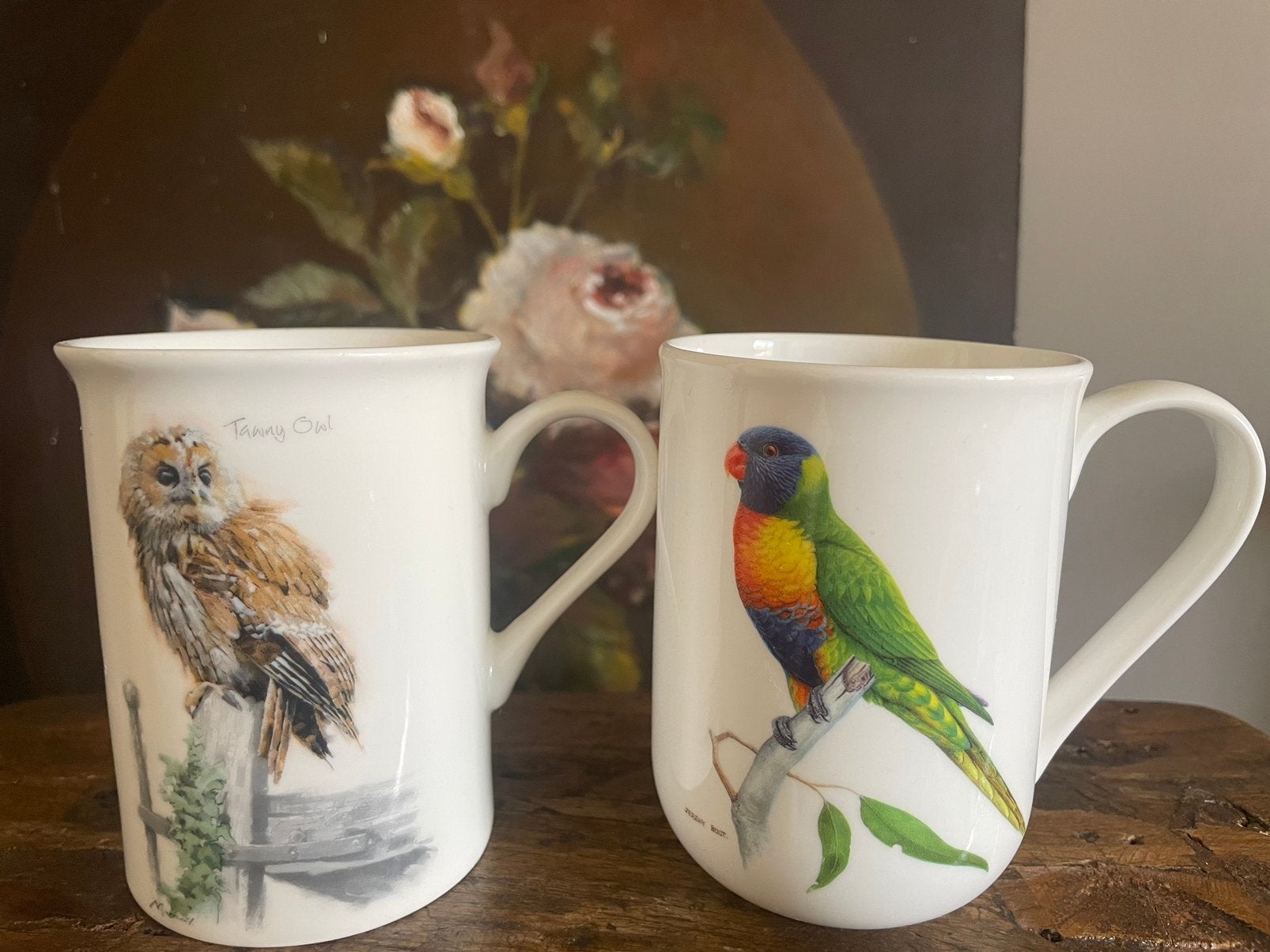 2 witte mokken met uil en rainbow lorikeet, Ophalen of Verzenden, Zo goed als nieuw, Overige stijlen, Kop(pen) en/of Schotel(s)