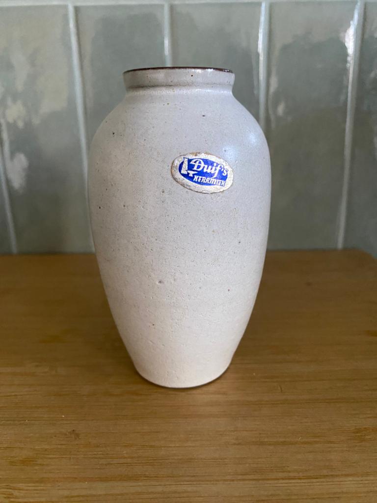 Vintage vaasje Duif’s keramiek, Gebruikt, Wit, Aardewerk of Porselein, Ophalen of Verzenden