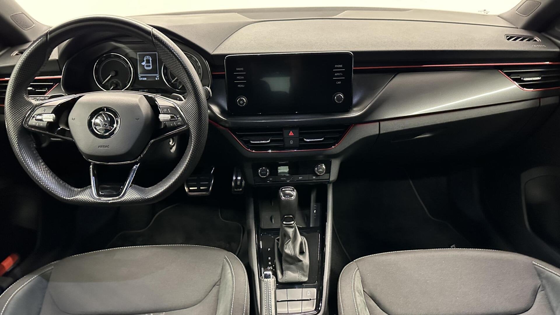 Skoda Scala 1.0 TSI Sport Business LM CRUISE CARPLAY ECC., Auto's, Gebruikt, Met garantie (alle), Blauw, 49 €/maand