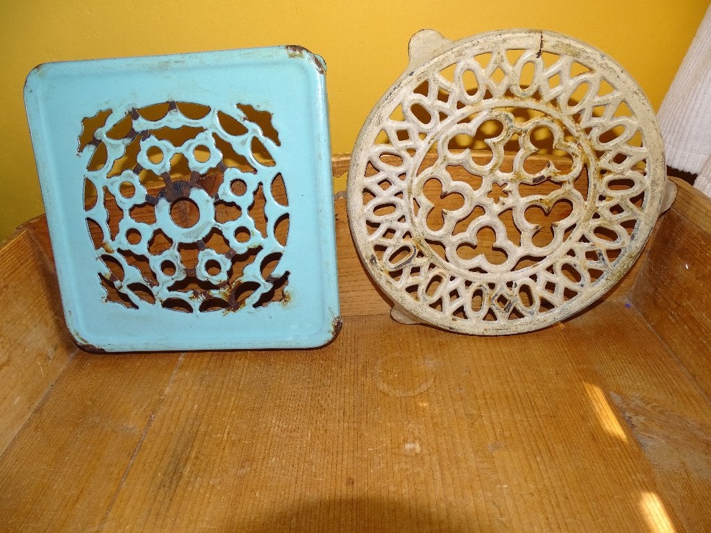 BROCANTE 2 FRANSE ONDERZETTERS-SMEEDIJZER-BLAUW EMAILLE, Antiek en Kunst, Ophalen of Verzenden