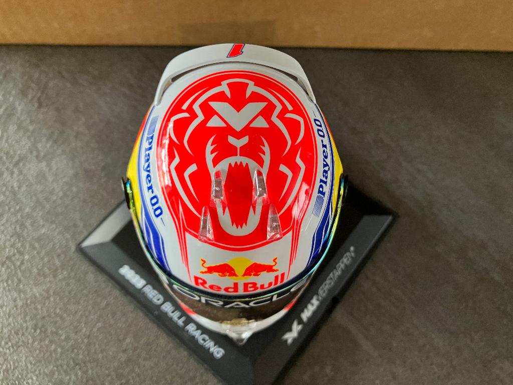 ✅ Max Verstappen 1:4 helm 2023 Season Red Bull RB19, Verzamelen, Automerken, Motoren en Formule 1, Ophalen of Verzenden, Nieuw