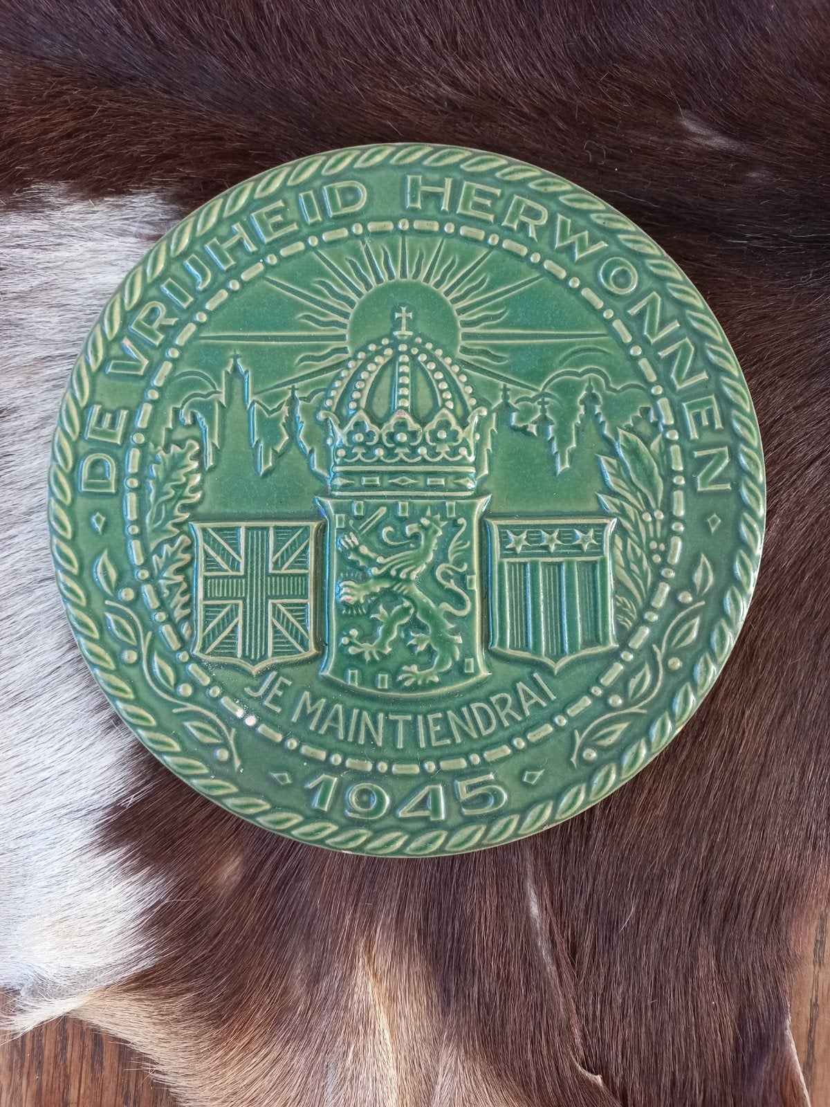 te koop, "de vrijheid herwonnen" wandtegel uit 1945, Antiek en Kunst, Ophalen of Verzenden