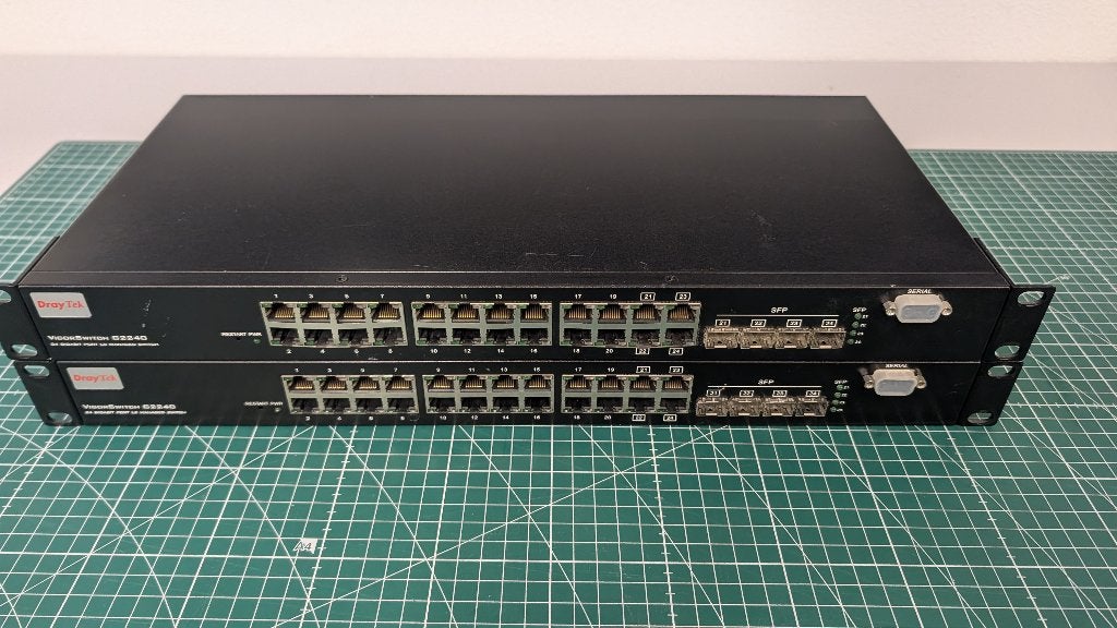 2x DrayTek VigorSwitch G2240 - 24-poorts Gigabit switch L2, Ophalen of Verzenden, Gebruikt